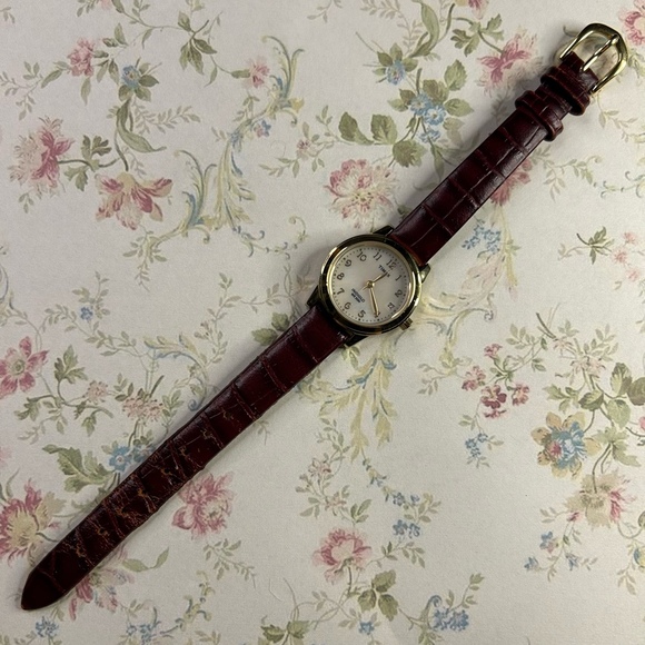 🐞Vintage Deep Red Snakeskin Inspired Iridescent Watch🐞 - Picture 2 of 3